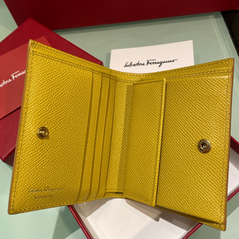 💯Brass Ferragamo Gancini Compact Wallet No Tax - Picture 4 of 15